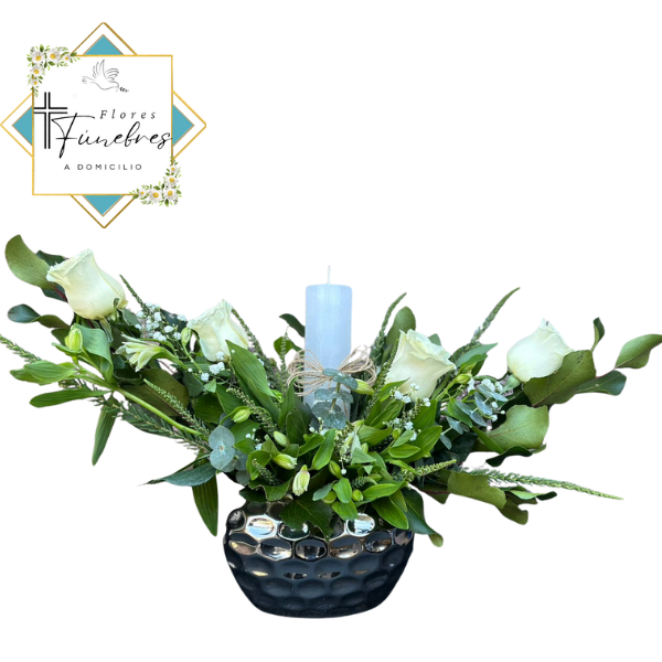 ELEGANTE BASE CONDOLENCIAS CERAMICA CON 4 ROSAS, FOLLAJE Y VELON